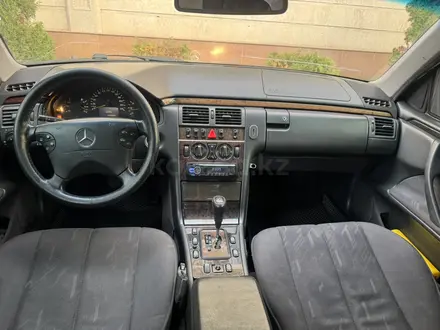 Mercedes-Benz E 320 2000 года за 4 300 000 тг. в Алматы – фото 16