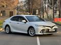 Toyota Camry 2019 года за 13 950 000 тг. в Алматы – фото 2