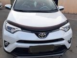 Toyota RAV4 2018 года за 16 000 000 тг. в Атырау – фото 2