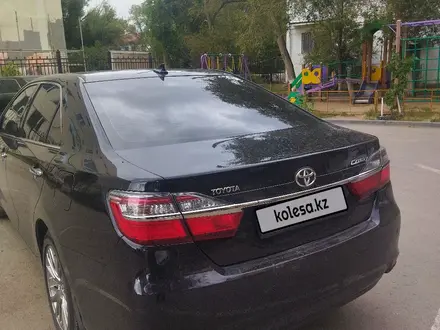 Toyota Camry 2015 года за 12 500 000 тг. в Актобе – фото 2