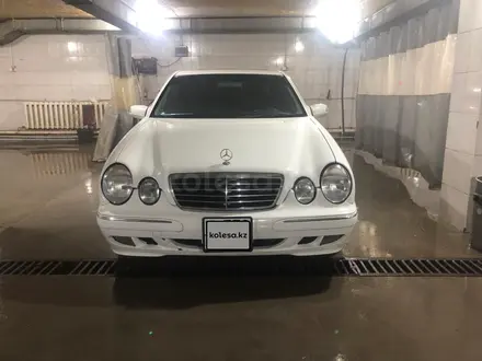 Mercedes-Benz E 320 2000 года за 4 000 000 тг. в Астана – фото 2