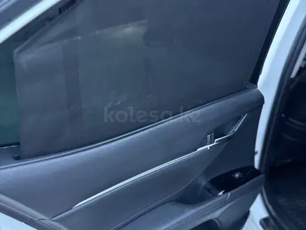 Toyota Camry 2018 года за 14 500 000 тг. в Шымкент – фото 13