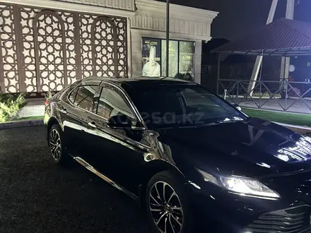 Toyota Camry 2020 года за 13 850 000 тг. в Атырау – фото 3