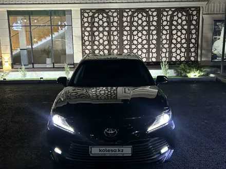 Toyota Camry 2020 года за 13 850 000 тг. в Атырау