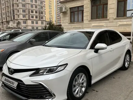 Toyota Camry 2023 года за 16 900 000 тг. в Актау – фото 2