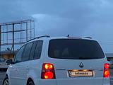 Volkswagen Touran 2009 года за 4 500 000 тг. в Шымкент – фото 4