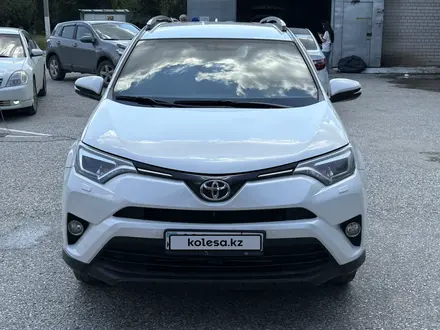Toyota RAV4 2017 года за 10 500 000 тг. в Актобе – фото 2