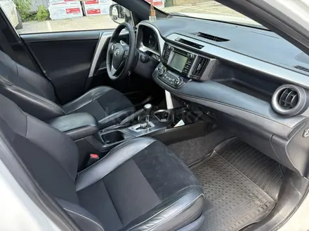 Toyota RAV4 2017 года за 10 500 000 тг. в Актобе – фото 12