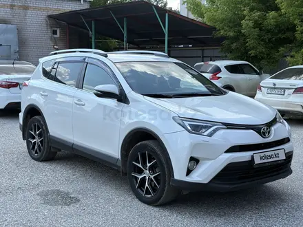 Toyota RAV4 2017 года за 10 500 000 тг. в Актобе