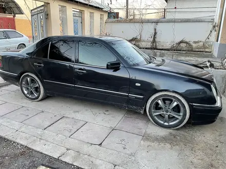 Mercedes-Benz E 240 1997 года за 3 116 808 тг. в Шымкент – фото 2