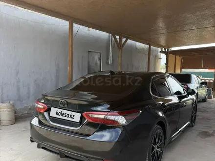 Toyota Camry 2021 года за 11 500 000 тг. в Кызылорда – фото 2