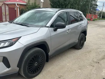 Toyota RAV4 2021 года за 14 000 000 тг. в Актобе – фото 2