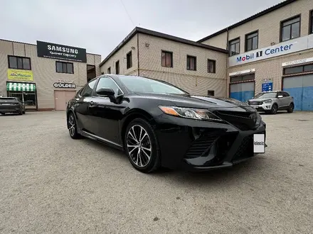 Toyota Camry 2018 года за 10 500 000 тг. в Актобе