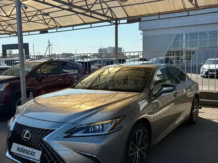 Lexus ES 250 2023 года за 22 000 000 тг. в Атырау