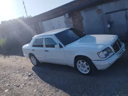Mercedes-Benz E 220 1995 года за 1 600 000 тг. в Усть-Каменогорск – фото 7