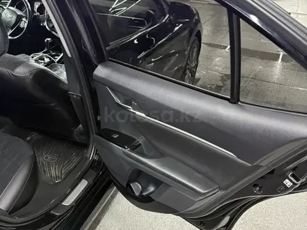 Toyota Camry 2018 года за 11 600 000 тг. в Алматы – фото 11