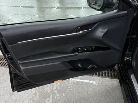 Toyota Camry 2018 года за 11 600 000 тг. в Алматы – фото 12