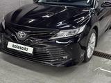 Toyota Camry 2018 года за 11 600 000 тг. в Алматы – фото 2