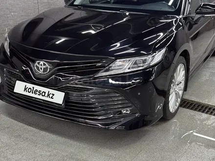Toyota Camry 2018 года за 11 600 000 тг. в Алматы – фото 2