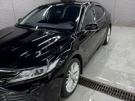 Toyota Camry 2018 года за 11 600 000 тг. в Алматы – фото 3