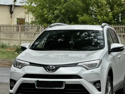 Toyota RAV4 2018 года за 15 000 000 тг. в Астана