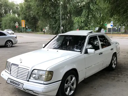 Mercedes-Benz E 220 1993 года за 1 800 000 тг. в Алматы – фото 3