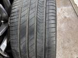 Комплект разношироких дисков с резиной на g30 bmw за 225 000 тг. в Алматы – фото 2
