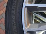 Комплект разношироких дисков с резиной на g30 bmw за 225 000 тг. в Алматы – фото 5