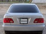 Mercedes-Benz E 400 1997 годаүшін5 500 000 тг. в Рудный – фото 2