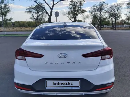 Hyundai Elantra 2019 года за 8 400 000 тг. в Караганда – фото 2