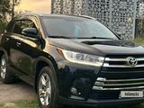 Toyota Highlander 2016 годаfor16 000 000 тг. в Байконыр