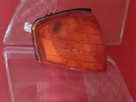 Стекло фары фонари Mercedes — BENZ W202 за 4 500 тг. в Актобе – фото 2
