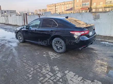 Toyota Camry 2020 года за 9 500 000 тг. в Актобе – фото 2