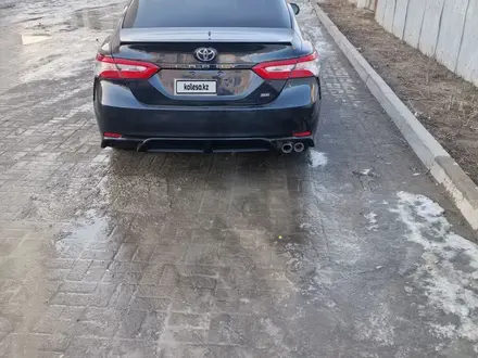 Toyota Camry 2020 года за 9 500 000 тг. в Актобе – фото 3