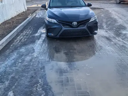 Toyota Camry 2020 года за 9 500 000 тг. в Актобе – фото 5