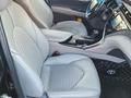 Toyota Camry 2020 года за 9 500 000 тг. в Актобе – фото 6