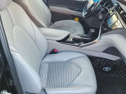 Toyota Camry 2020 года за 9 500 000 тг. в Актобе – фото 6