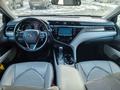 Toyota Camry 2020 года за 9 500 000 тг. в Актобе – фото 7