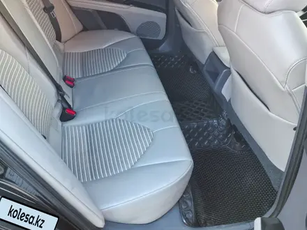 Toyota Camry 2020 года за 9 500 000 тг. в Актобе – фото 9