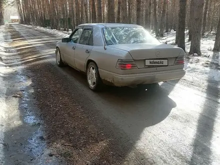 Mercedes-Benz E 200 1992 года за 2 100 000 тг. в Петропавловск – фото 3