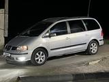Volkswagen Sharan 2001 года за 2 300 000 тг. в Атырау