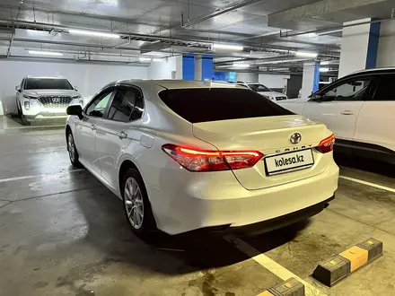 Toyota Camry 2021 года за 13 200 000 тг. в Астана – фото 3