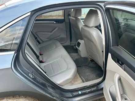 Volkswagen Passat 2014 года за 5 000 000 тг. в Атырау – фото 11