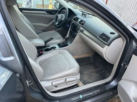 Volkswagen Passat 2014 года за 5 000 000 тг. в Атырау – фото 12