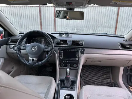 Volkswagen Passat 2014 года за 5 000 000 тг. в Атырау – фото 13