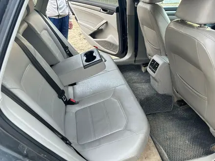 Volkswagen Passat 2014 года за 5 000 000 тг. в Атырау – фото 14