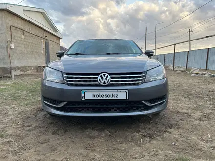 Volkswagen Passat 2014 года за 5 000 000 тг. в Атырау – фото 2