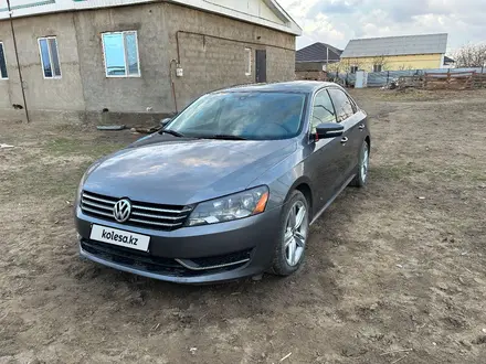 Volkswagen Passat 2014 года за 5 000 000 тг. в Атырау – фото 3