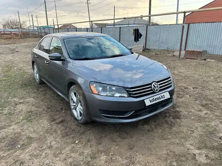 Volkswagen Passat 2014 года за 5 000 000 тг. в Атырау – фото 4