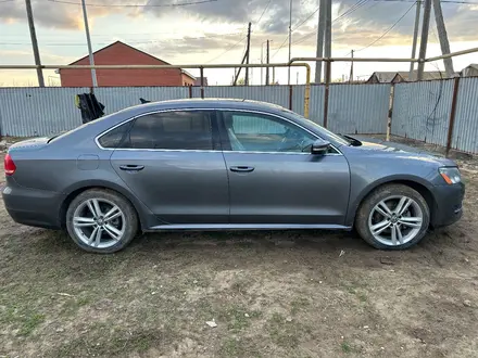 Volkswagen Passat 2014 года за 5 000 000 тг. в Атырау – фото 5